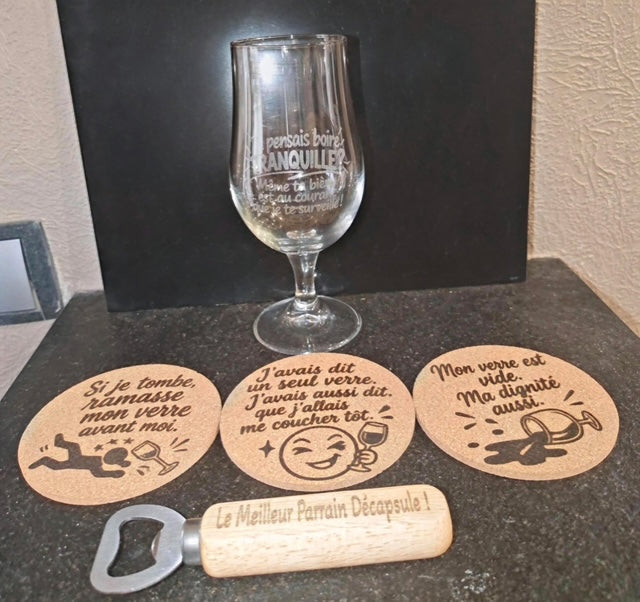 Coffret cadeau verre à bière gravé, sous-verres en liège et décapsuleur, photo réelle