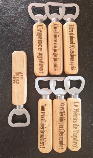 Décapsuleurs en bois avec prénom gravé au dos, photo réelle