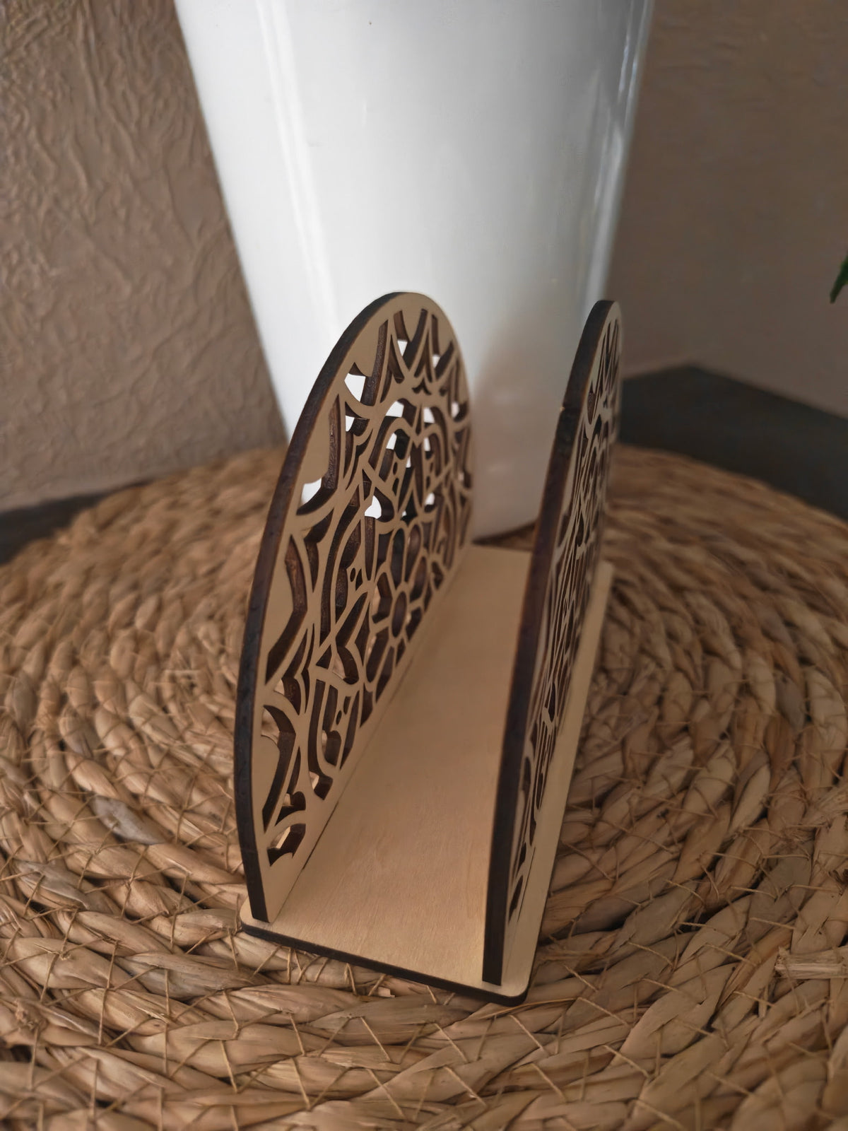 Porte-serviette de table en bois mandala vu de face, photo réelle