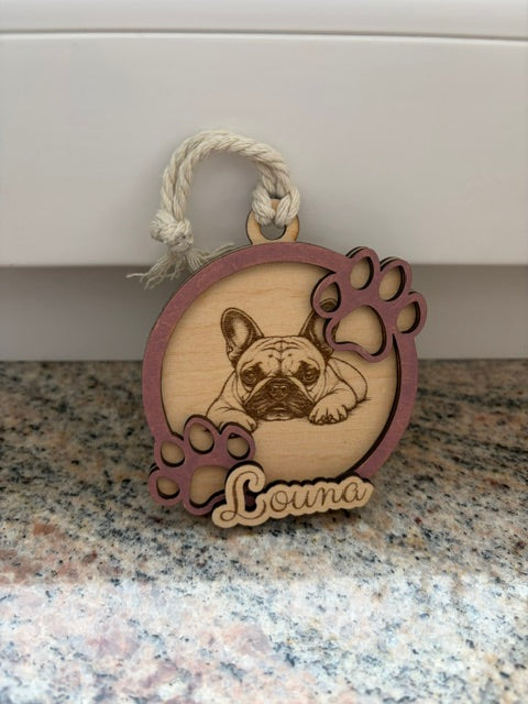 Boule de Noël en bois personnalisée chien, autre vue, photo réelle