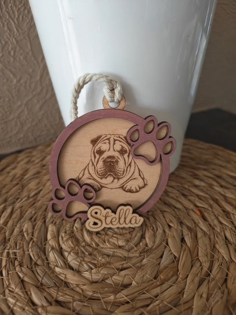 Boule de Noël en bois personnalisée chien avec prénom, autre exemple, photo réelle