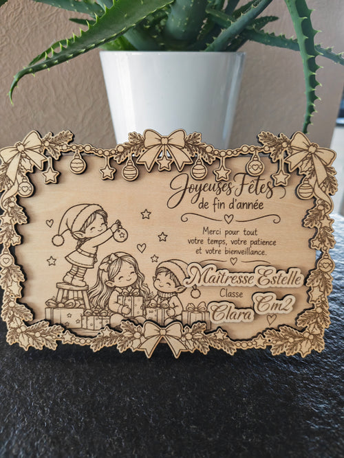 Cadre de Noël en bois personnalisé pour maîtresse avec lutins gravés, guirlande de houx en relief, noms de la maîtresse, de la classe et de l'enfant, photo réelle
