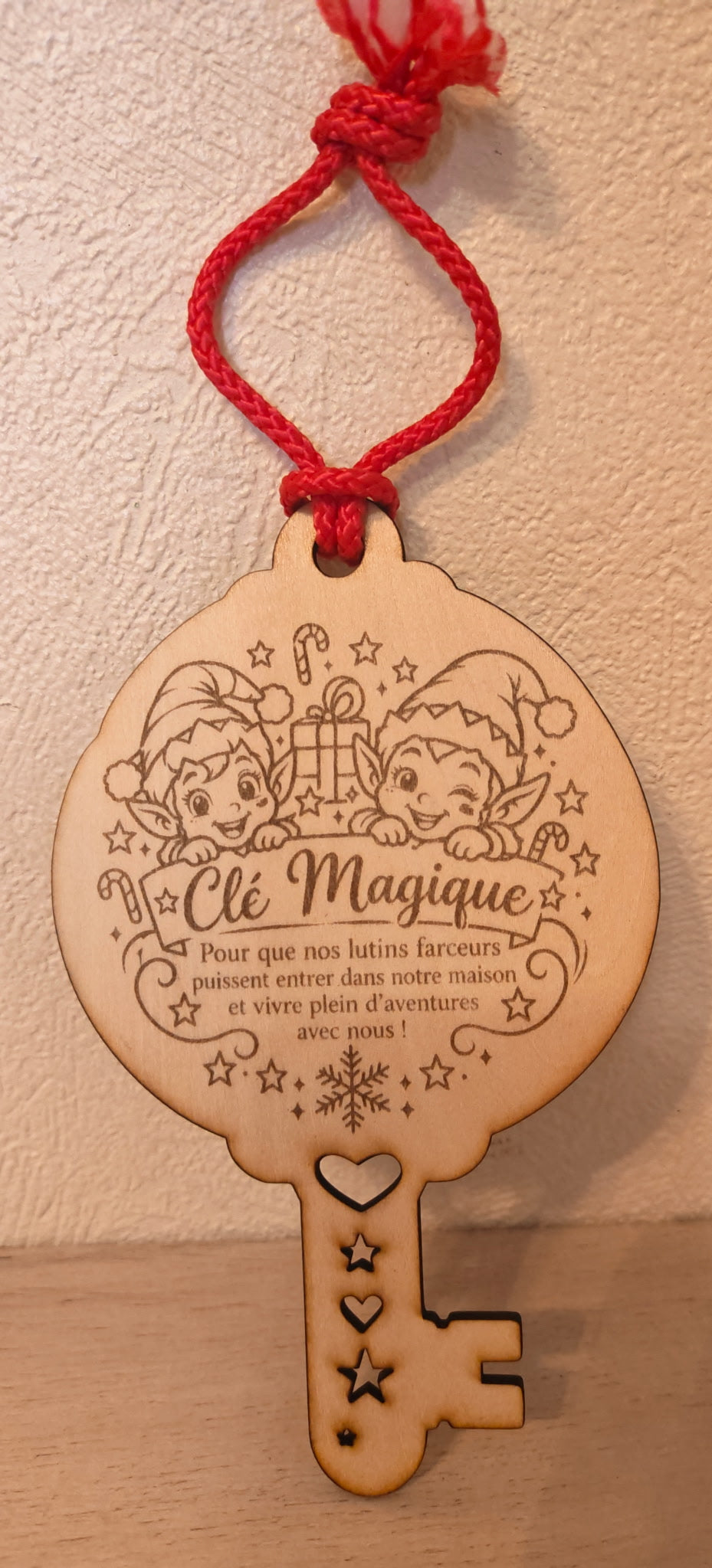 Clé Magique des lutins farceurs en bois – recto/verso – 16,5 x 10 cm