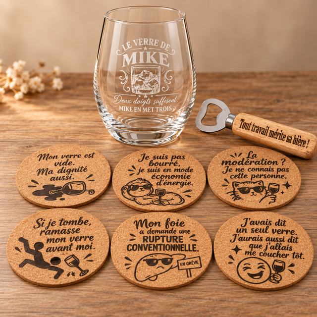 Coffret cadeau personnalisé avec verre à whisky ou à rhum gravé, 6 sous-verres en liège et décapsuleur