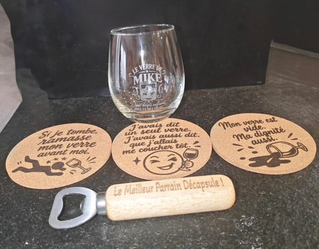 Coffret cadeau verre gravé, sous-verres en liège et décapsuleur, autre vue, photo réelle