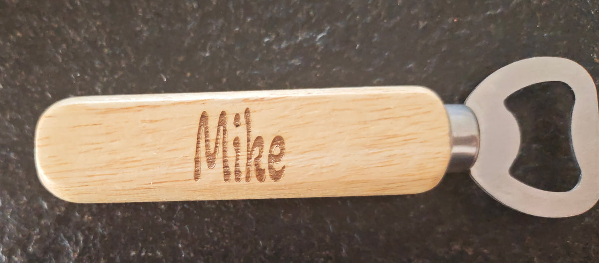 Décapsuleur en bois avec prénom Mike gravé au dos, photo réelle
