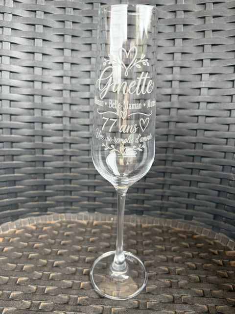 Flûte à champagne gravée, détail de la gravure, photo réelle