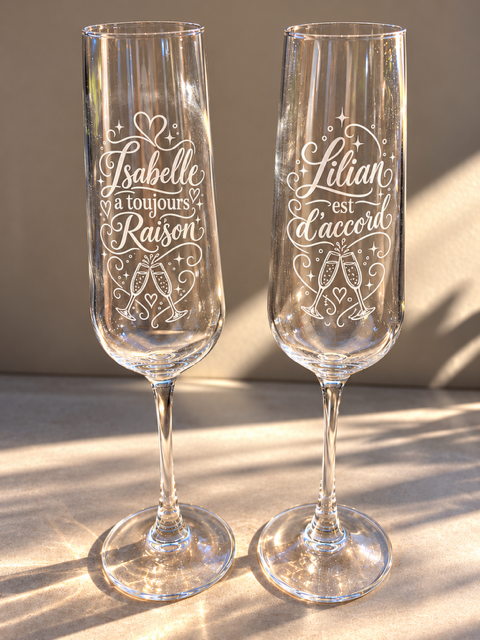 Duo de flûtes à champagne gravées Isabelle a toujours raison et Lilian est d'accord, photo brute sans retouche