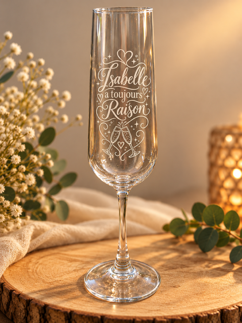 Flûte à champagne gravée Isabelle a toujours raison, photo réelle