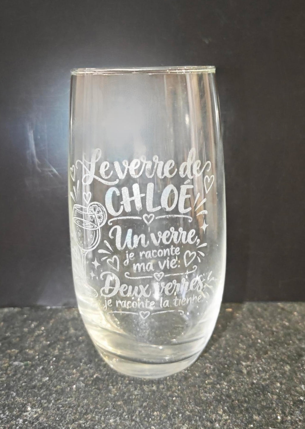 Grand verre à jus gravé Le verre de Chloé, photo réelle