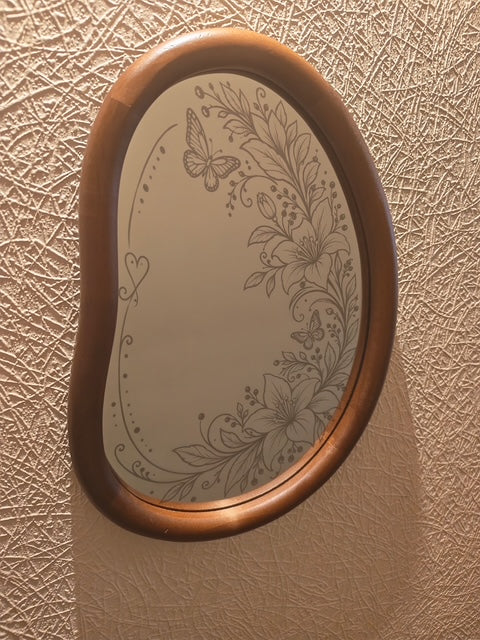 Miroir mural gravé fleurs et papillons, cadre en pin brun foncé, photo réelle