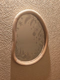 Miroir mural gravé village de Noël, cadre en pin brun clair, photo réelle