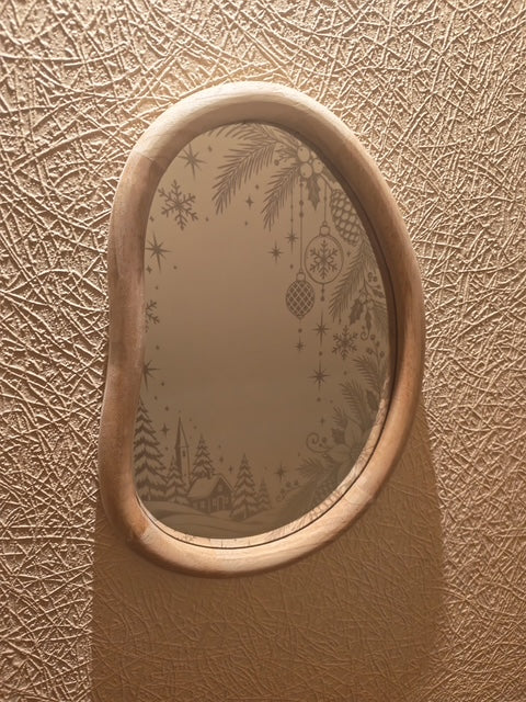 Miroir mural gravé village de Noël, cadre en pin brun clair, photo réelle