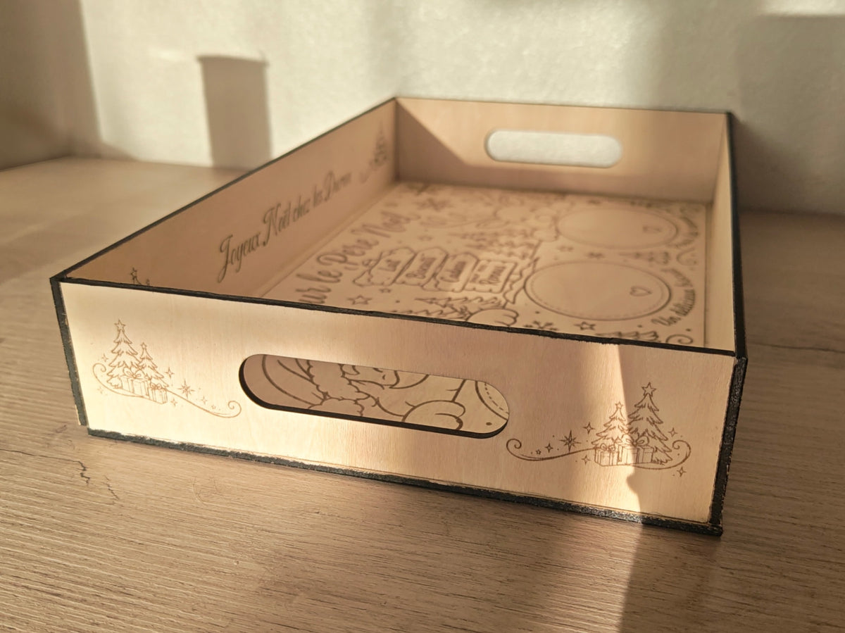 Plateau du Père Noël et de ses rennes en bois gravé personnalisé – 31 x 20 x 5,5 cm
